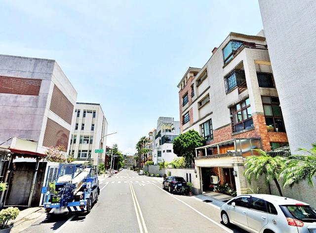 台南東區裕英街店墅